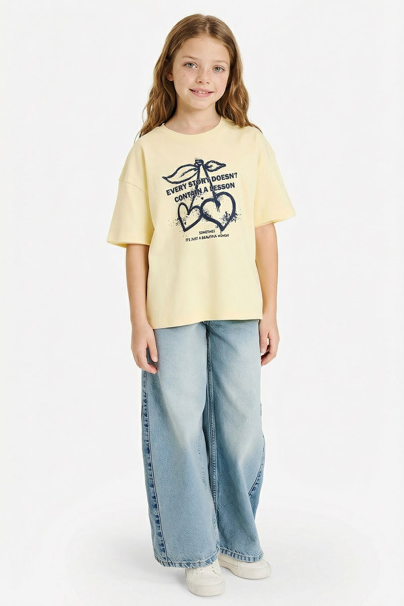 ديفاكتو تيشيرت بناتي نص كم بطبعة شعار اوفر سايز - Image 2